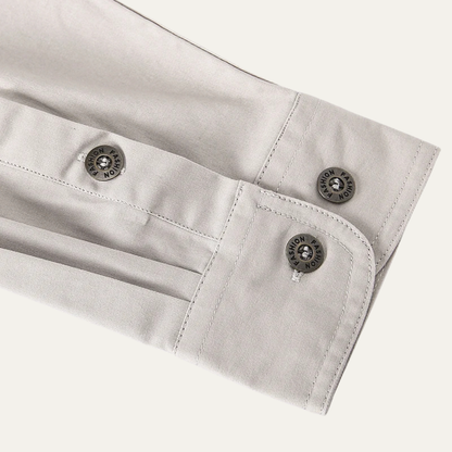 Męska koszula z długim rękawem, dwiema kieszeniami na piersi i pionowymi przeszyciami-Shirts for men-Olave