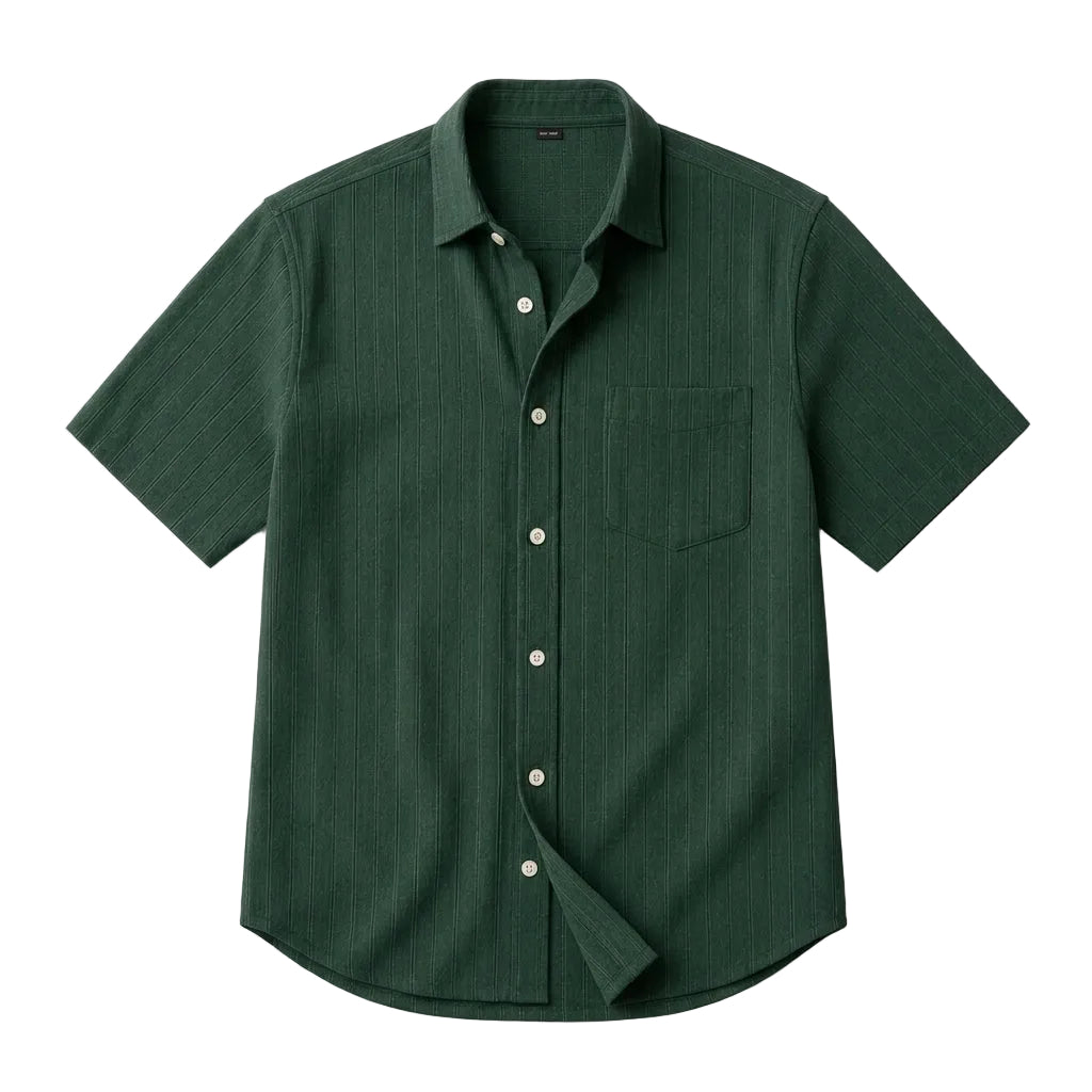 Męska koszula z krótkim rękawem zapinana na guziki posiadająca pionową prążkowaną teksturę oraz kieszeń na piersi-Shirts for men-Olave