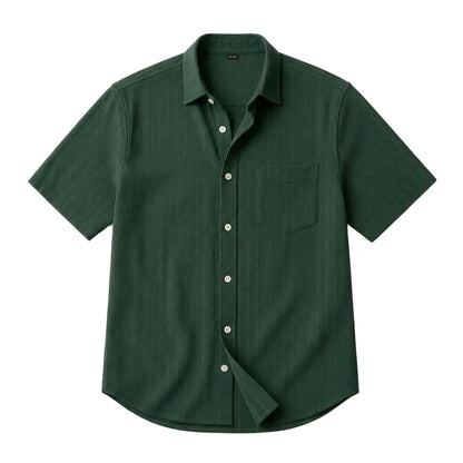 Męska koszula z krótkim rękawem zapinana na guziki posiadająca pionową prążkowaną teksturę oraz kieszeń na piersi-Shirts for men-Olave