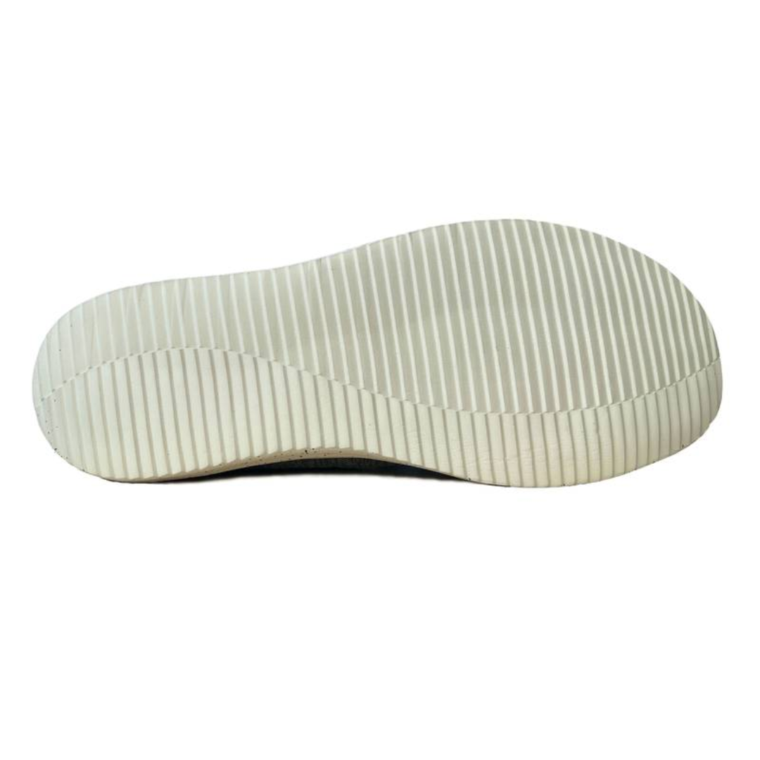Męskie buty sznurowane z teksturowaną powierzchnią i kontrastową podeszwą-Footwear for men-Olave