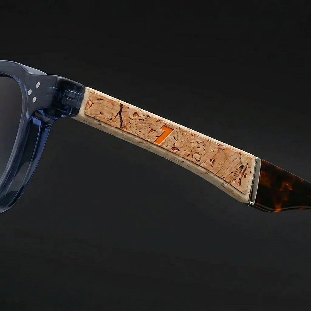 Okulary przeciwsłoneczne unisex z okrągłymi oprawkami i korkowymi akcentami na zausznikach-Glasses for women-Olave