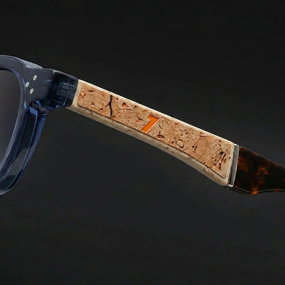Okulary przeciwsłoneczne unisex z okrągłymi oprawkami i korkowymi akcentami na zausznikach-Glasses for women-Olave