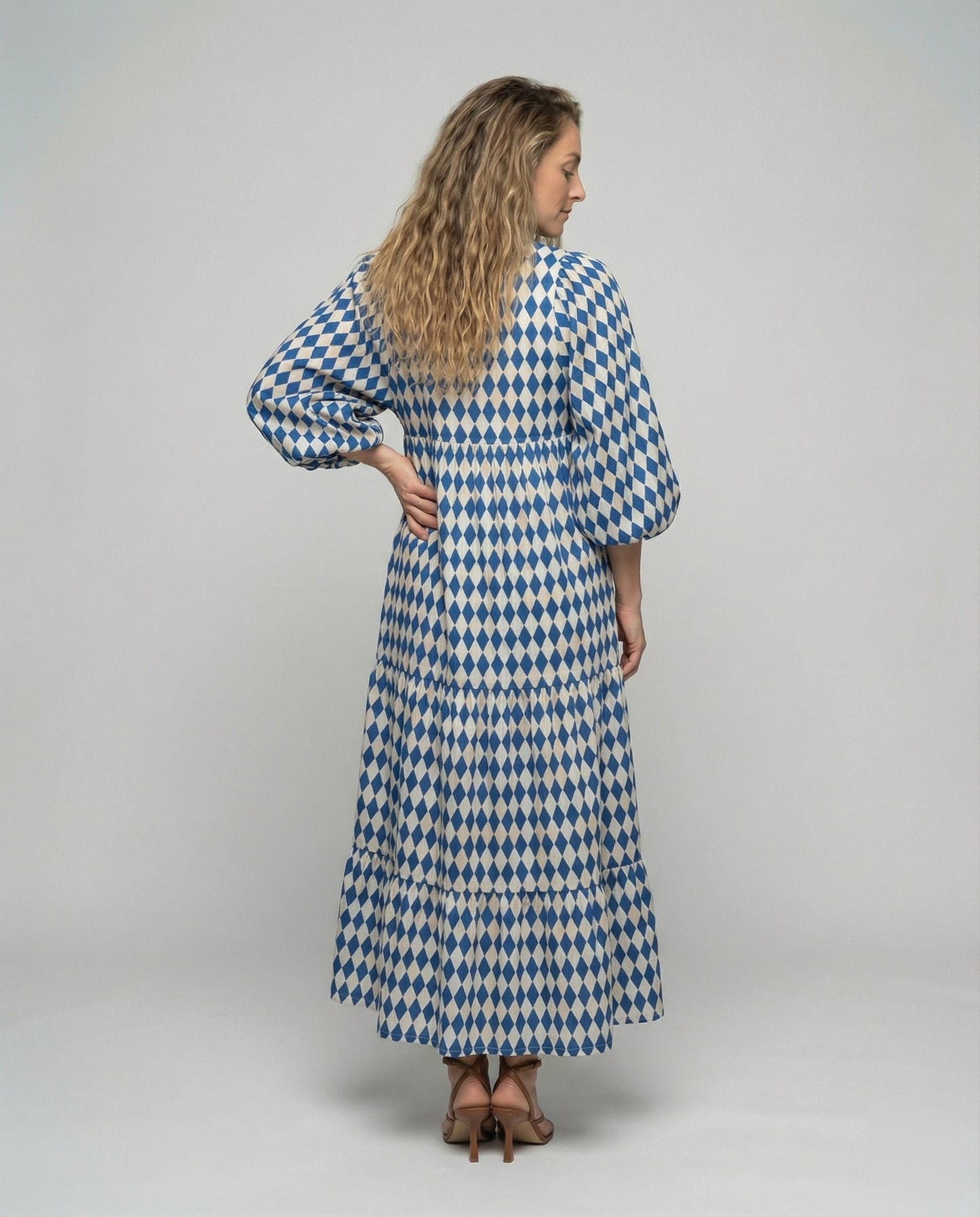 Sukienka damska midi z dekoltem w kształcie litery V i warstwową konstrukcją-Midi Dress-Olave