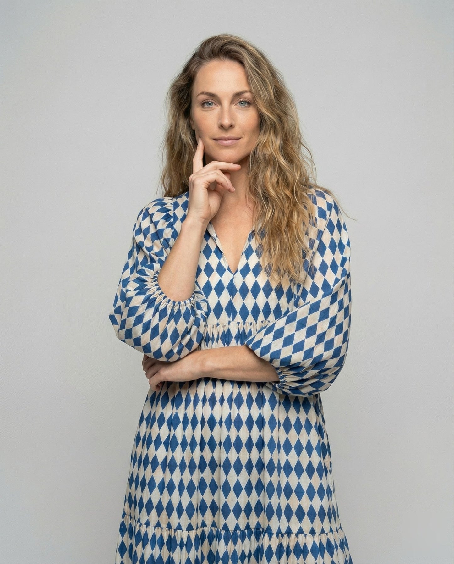 Sukienka damska midi z dekoltem w kształcie litery V i warstwową konstrukcją-Midi Dress-Olave