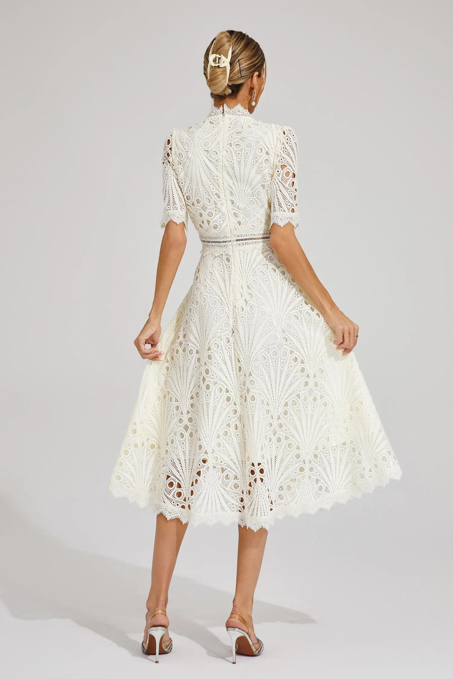 Sukienka midi damska z koronkową strukturą i wysokim kołnierzem-Midi Dress-Olave