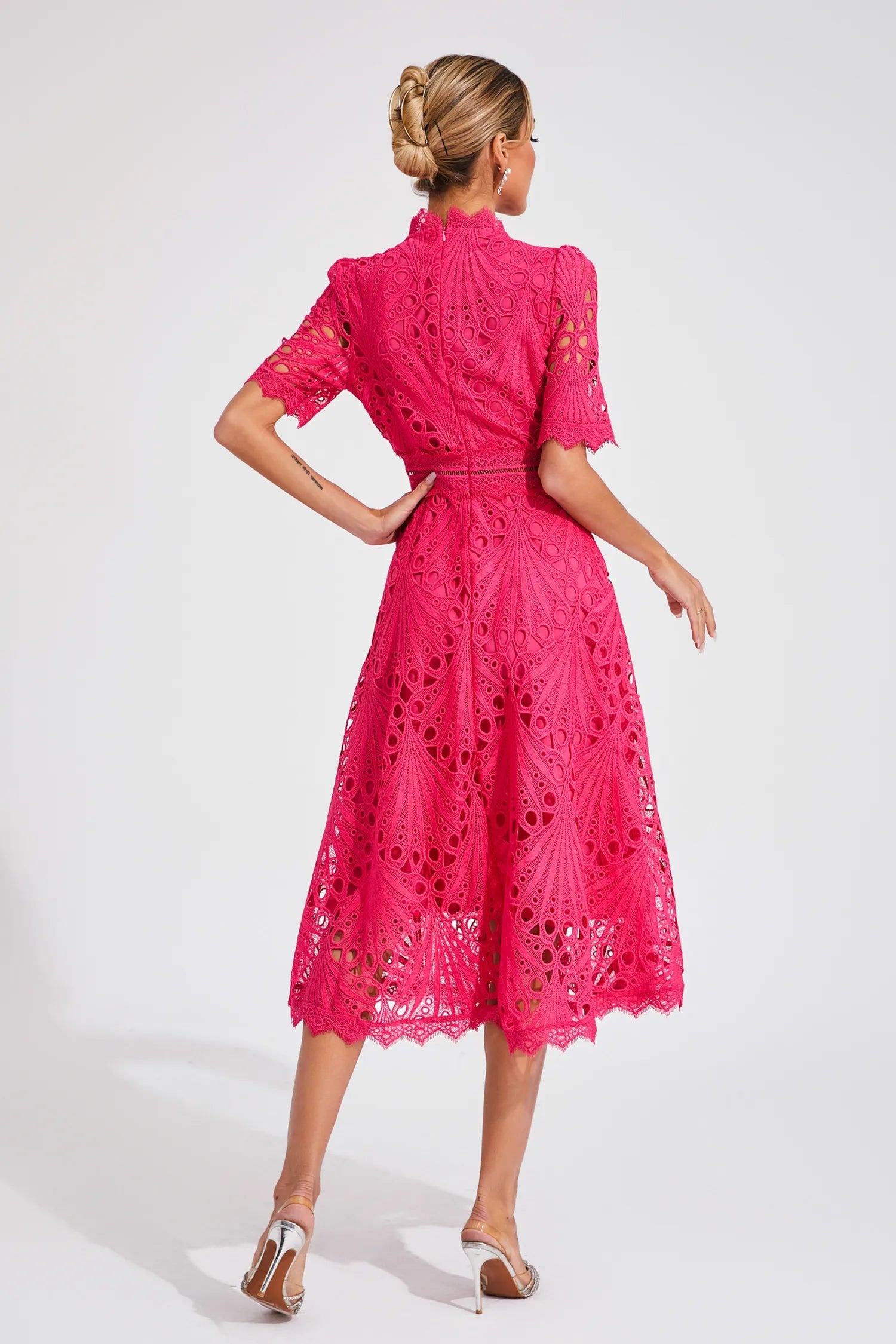 Sukienka midi damska z koronkową strukturą i wysokim kołnierzem-Midi Dress-Olave
