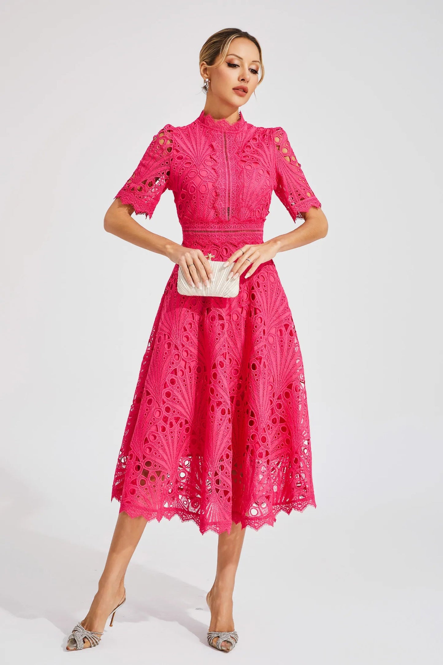 Sukienka midi damska z koronkową strukturą i wysokim kołnierzem-Midi Dress-Olave