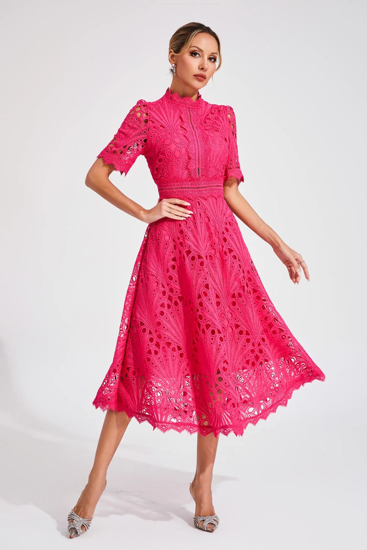 Sukienka midi damska z koronkową strukturą i wysokim kołnierzem-Midi Dress-Olave