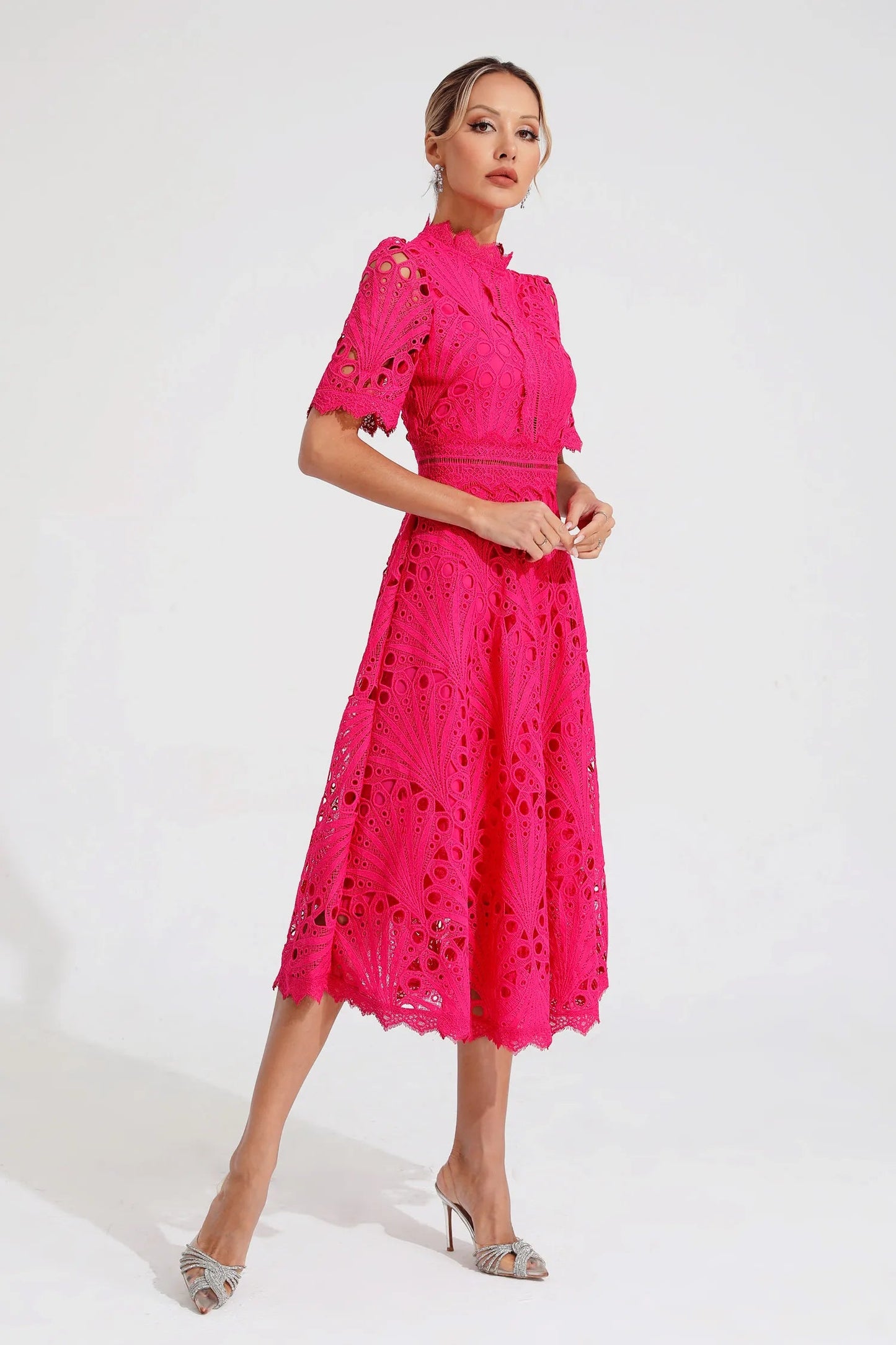 Sukienka midi damska z koronkową strukturą i wysokim kołnierzem-Midi Dress-Olave