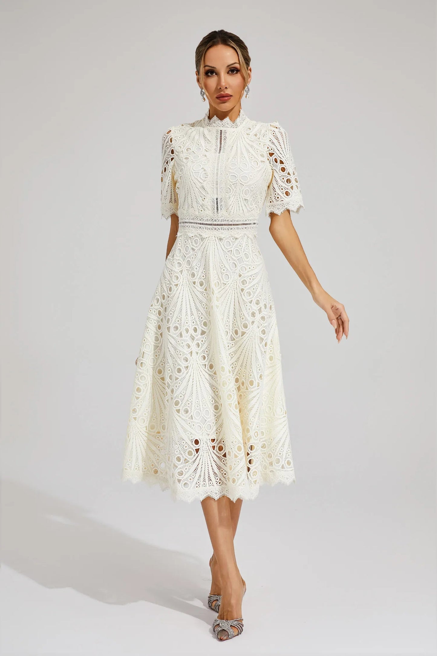 Sukienka midi damska z koronkową strukturą i wysokim kołnierzem-Midi Dress-Olave