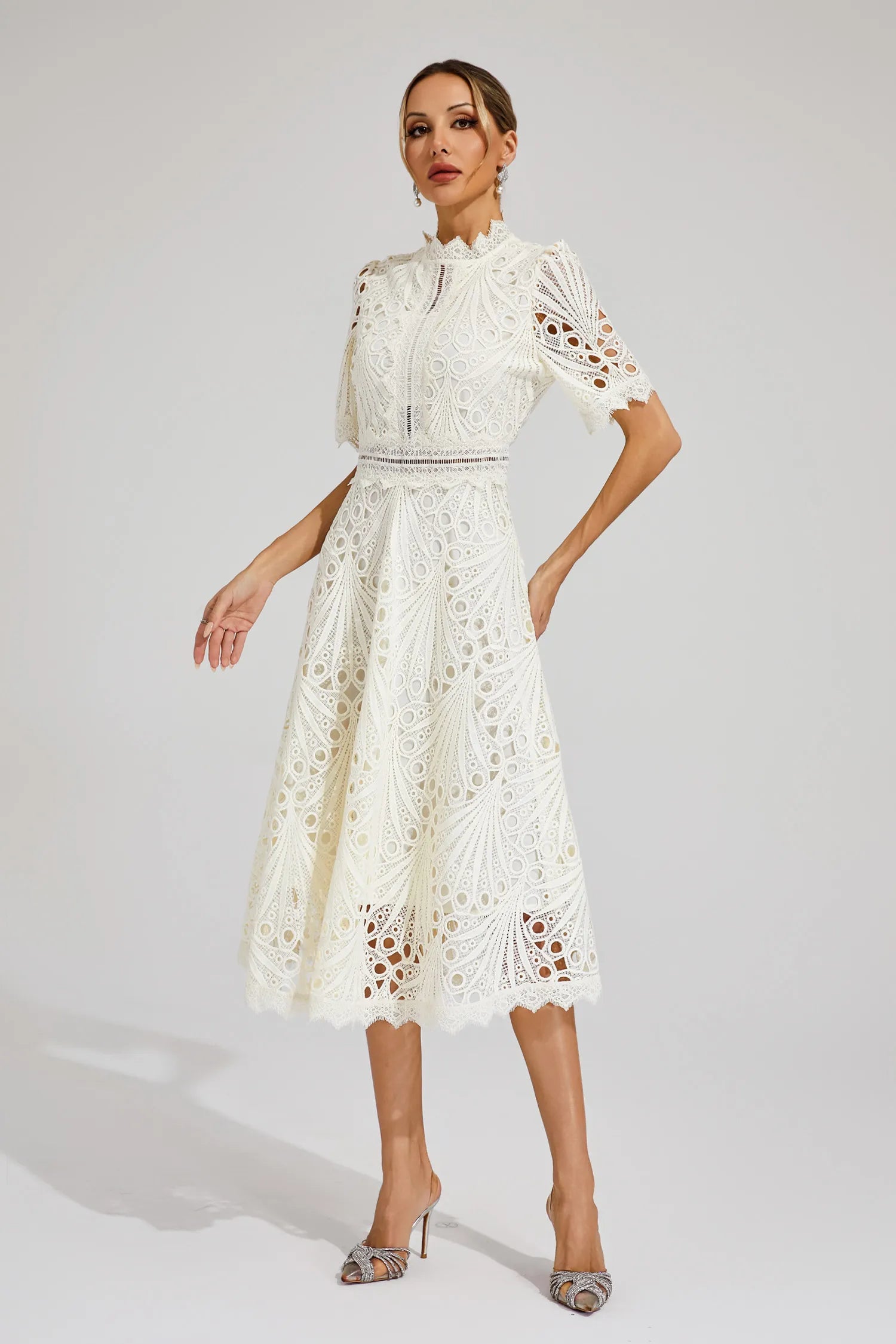 Sukienka midi damska z koronkową strukturą i wysokim kołnierzem-Midi Dress-Olave