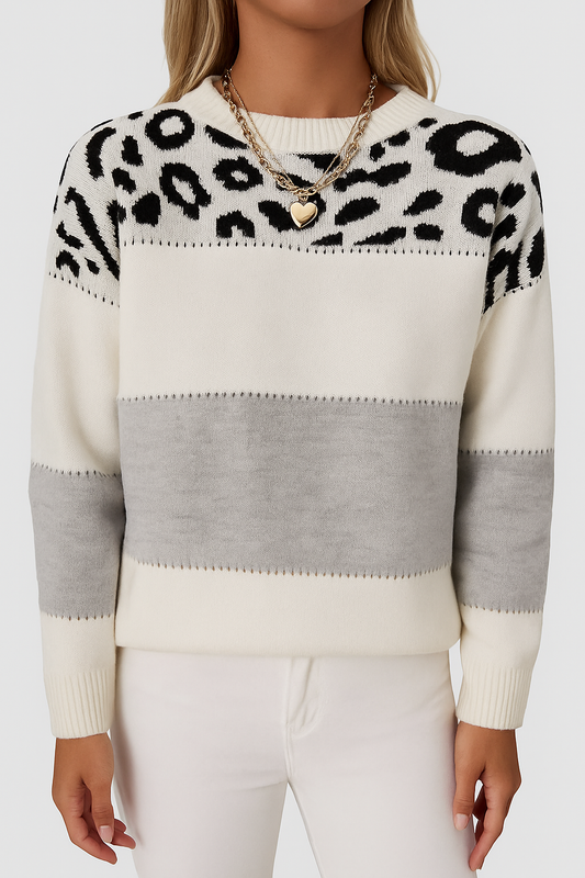 Sweter Damski Natalia – Klasyczny Biało-Szary Sweter z Wzorem w Panterkę i Wyjątkowym Komfortem